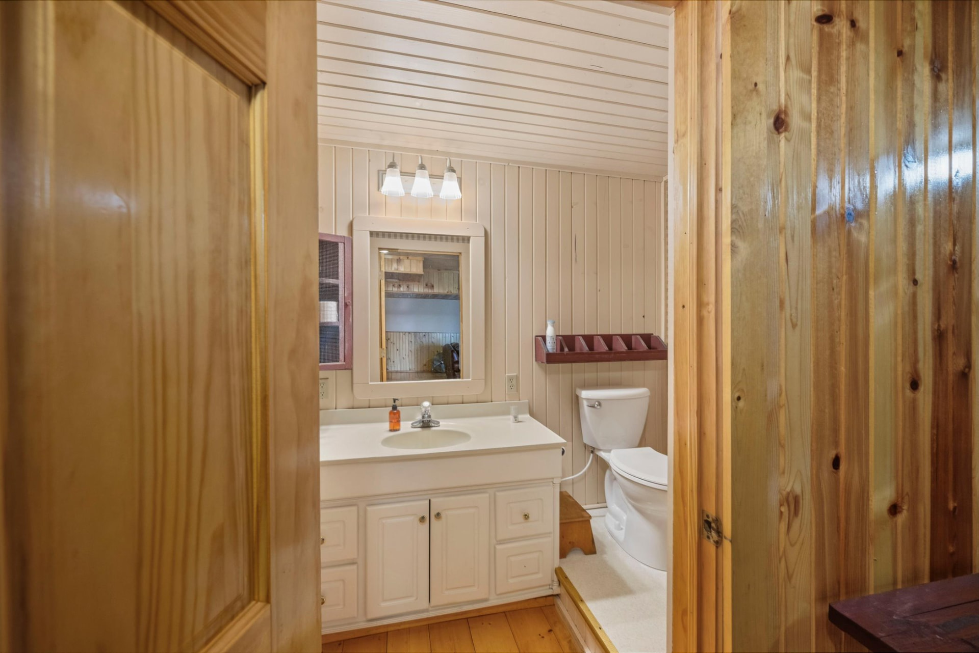 Guest bath with pine millwork